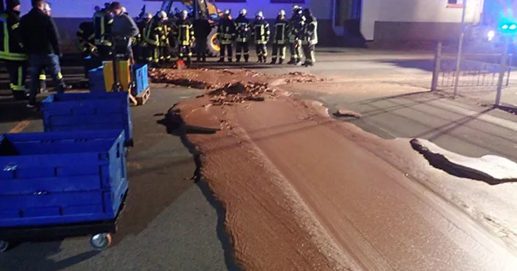 Kilolarca çikolata sokaklara sızdı Avrupa Haberleri Kilolarca çikolata sokaklara sızdı Avrupa Haberleri