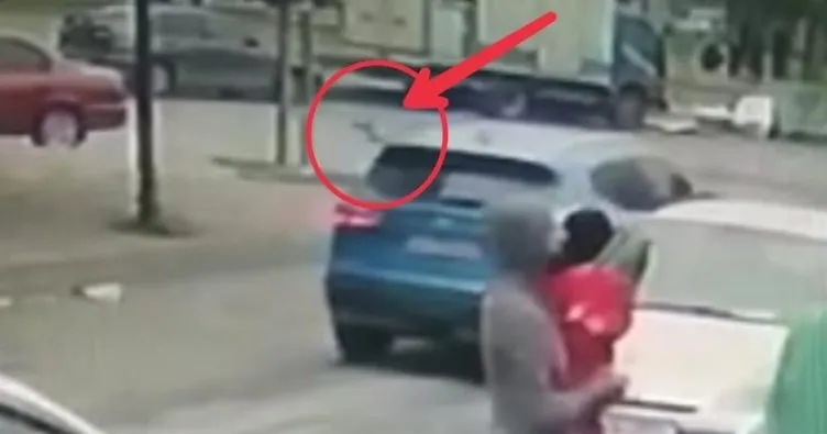 Sultangazi’de silahlı saldırı! Araçla gelip kaldırımdaki 4 kişiye mermi yağdırdılar