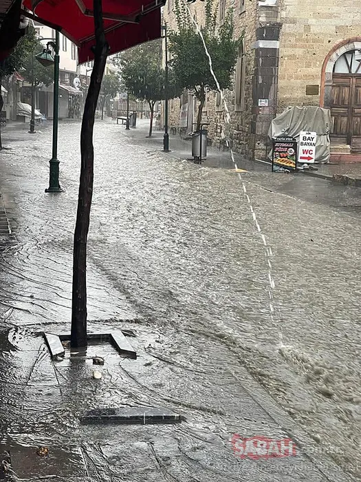 SON DAKİKA | İzmir’i sağanak vurdu! Çeşme’de yollar göle döndü