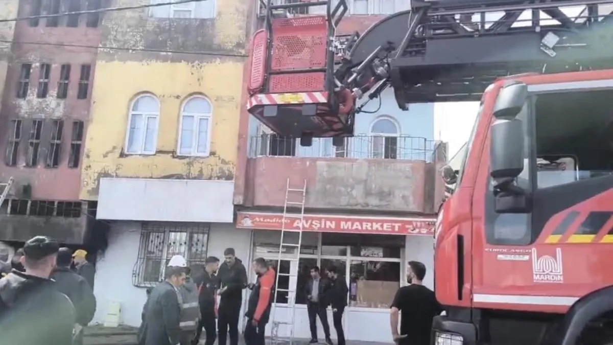 Kızıltepe'de ev alev topuna döndü! Faciadan dönüldü: 1'i bebek 4 kişi dumandan etkilendi