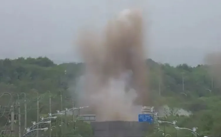 Kore Yarımadası’nda tansiyon yükseldi: Kuzey Kore tüm yolları havaya uçurdu!