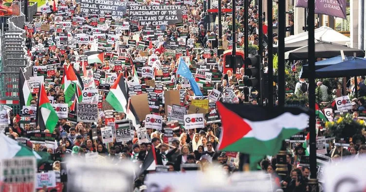 Londra’da on binler Gazze için yürüdü: Barış için umudun adı ay yıldız