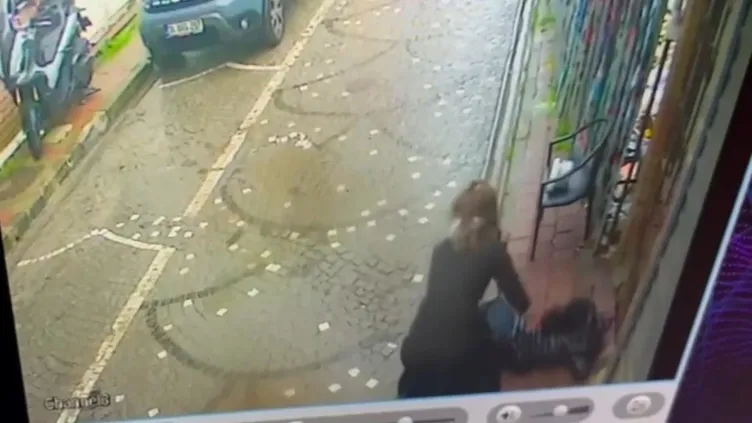 Balat’taki korkunç cinayetin yeni görüntüleri ortaya çıktı! Önce silahla yaraladı sonra darbetmeye devam etti! İşte o anlar!