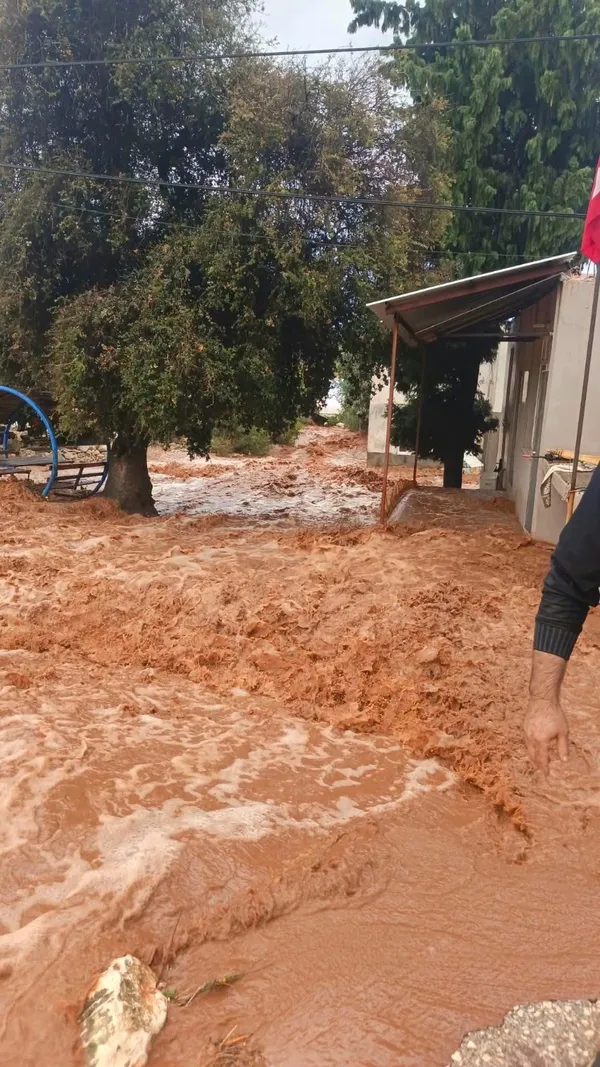 antalyada-selde-mahsur-kalan-22-kisi-kurtarildi-1792076138963.jpg