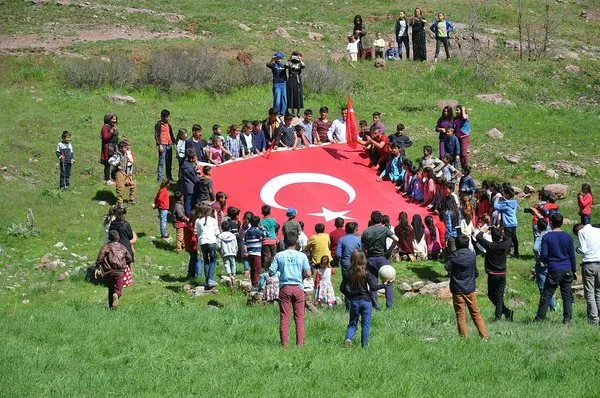 Şemdinli'de halk terörden temizlenen köylere koştu