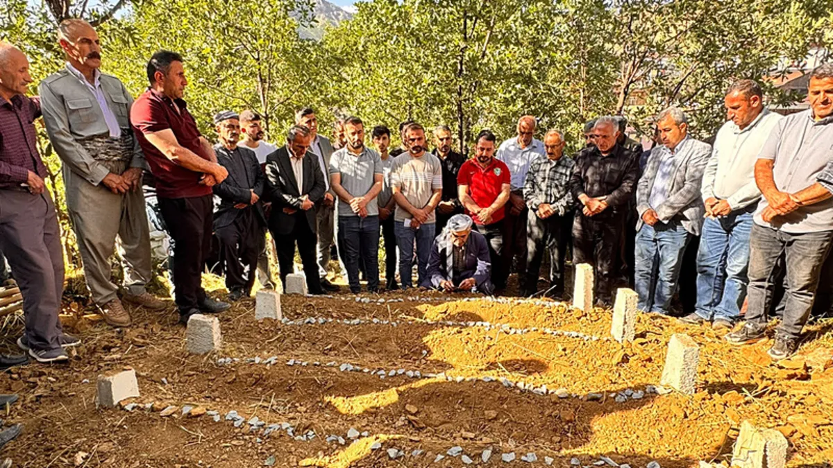 Aile faciasında hayatını kaybeden 4 kişi toprağa verildi Aile faciasında hayatını kaybeden 4 kişi toprağa verildi