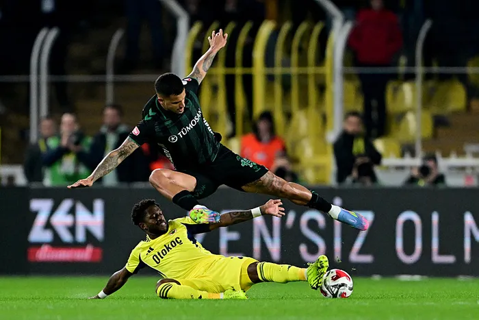 canli-super-ligde-fenerbahce-konyaspor-maci-1765819456597.jpeg