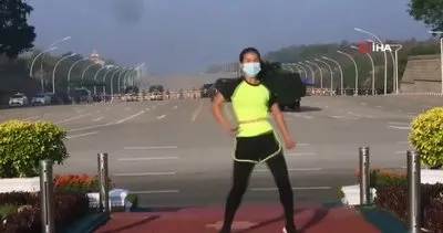 Dünya bu videoyu konuşuyor! Myanmar’da darbe yapılırken dans eden kadın sporcu kamerada | Video