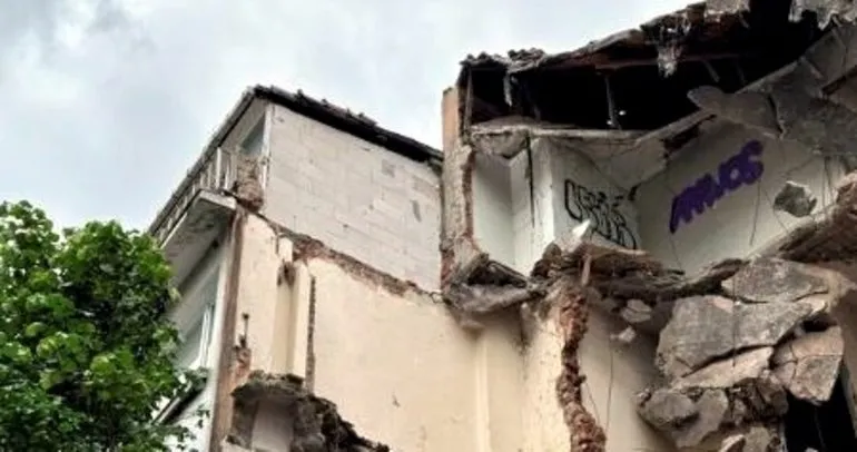 Bina yıkımı yapan kepçe ünlü oyuncunun duvarını yıktı