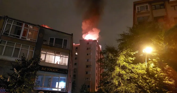 Kadıköy’de 11 katlı binanın çatısı alev alev yandı