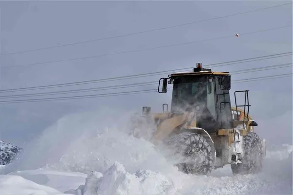 Erzincan’da kar ve tipiden 104 köy yolu ulaşıma kapalı