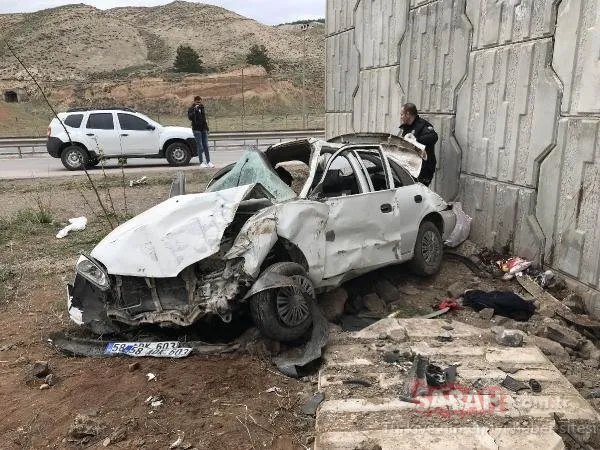 SON DAKİKA: Sivas’ta korkunç kaza! Otomobil üst geçit duvarına çarptı: Ölü ve yaralılar var