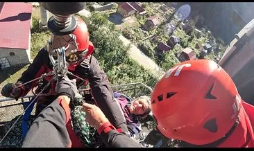 Rize’de sel mesaisi! Yolu kapanan yaylada kalan hasta kadın korkuttu: İmdadına askeri helikopter yetişti #rize