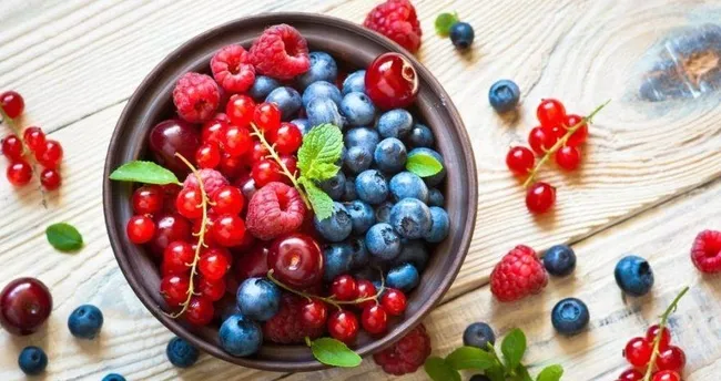 Kırmızı ve mor meyveler selüliti önlüyor