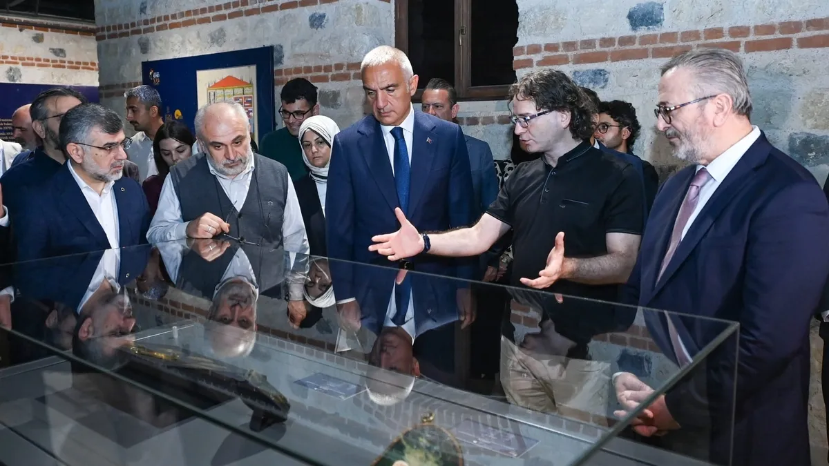 Kültür ve Turizm Bakanı Mehmet Nuri Ersoy, sergi açılışında konuşma yaparken