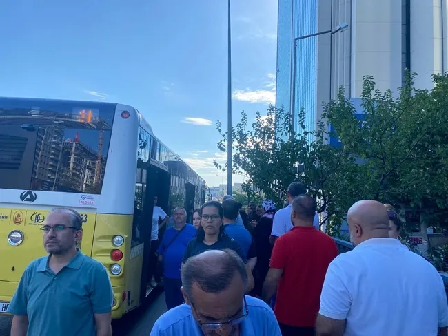 istanbulda-panik-anlari-iki-iett-otobusu-carpisti-1726154913846.jpg