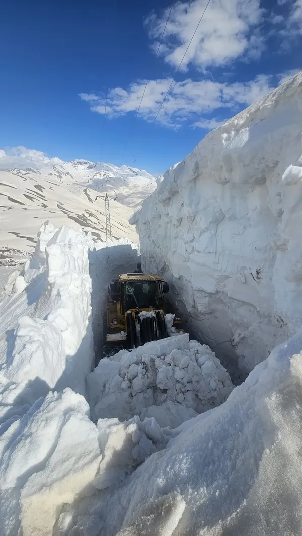 hakkaride-kar-tunelleri-acilarak-yol-calismasi-yapildi-1778057859696.jpg