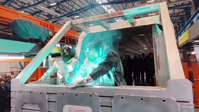 milli-elektrikli-hizli-tren-seti-govde-kaynagini-bakan-uraloglu-yapti-1739020222466.jpg