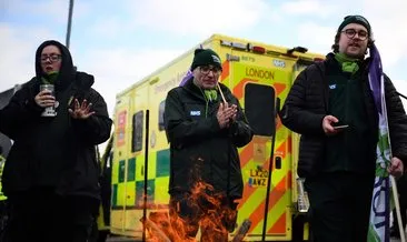 Avrupa’da grev dalgası! İngiltere’de ambulans çalışanları sokaklara döküldü