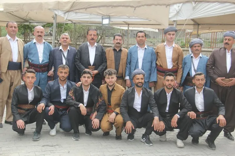 Aşiret düğününde altın şov: Kilo kilo taktılar!