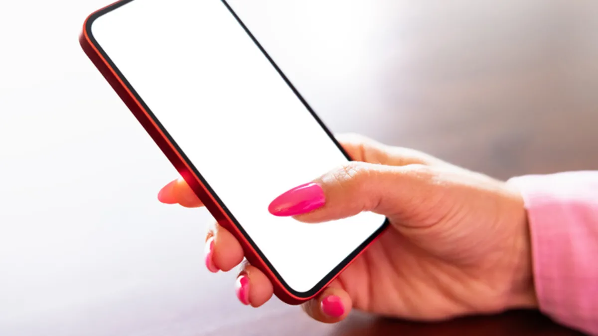 Ekranlara "tırnak" darbesi: Uzun tırnaklılar için akıllı oje devrimi!