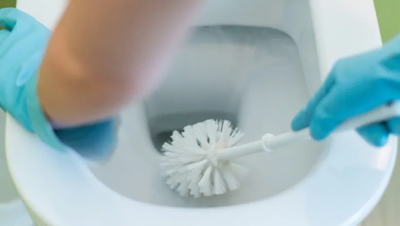 Bu yöntem çamaşır suyu kullanmadan tuvaletlerinizi pırıl pırıl yapıyor: Lekenin üzerine bir miktar eklediğinizde…