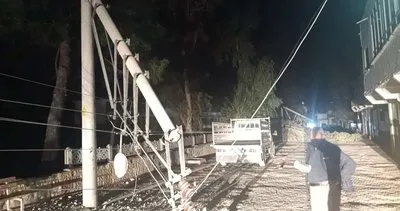 Birecik’te fırtınadan ağaçlar ve elektrik direkleri devrildi #sanliurfa