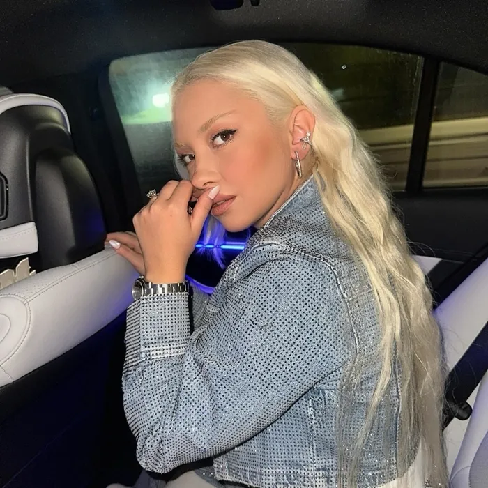 10 yıllık aşkları meğer ’tesadüfle’ başlamış... İşte şarkıcı Ece Seçkin ve pilot eşi Çağrı Terlemez’in tanışma hikayesi!