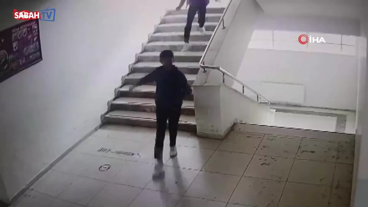 Malatya’da okuldaki deprem paniği kamerada videosunu izle Malatya’da okuldaki deprem paniği kamerada videosunu izle