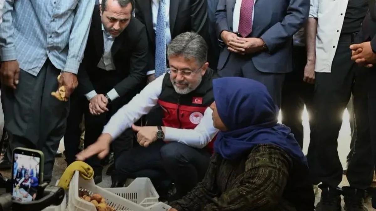 Tarım ve Orman Bakanı İbrahim Yumaklı Malatya'da kayısı hasadına katılıyor.