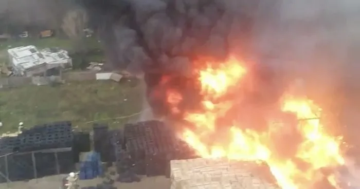 Ataşehir’de plastik geri dönüşüm deposu alev alev yandı