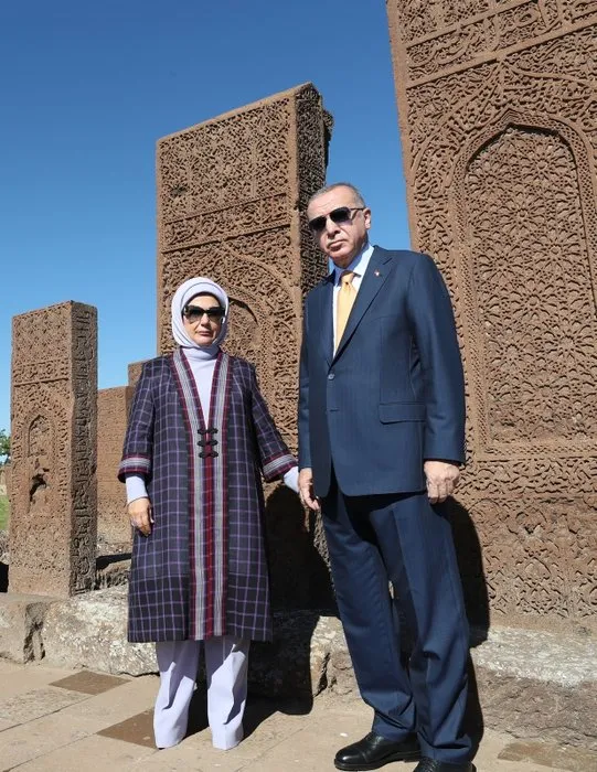 Başkan Erdoğan'dan Malazgirt Zaferi kutlamaları öncesi Ahlat Selçuklu Meydan Mezarlığı'na ziyaret