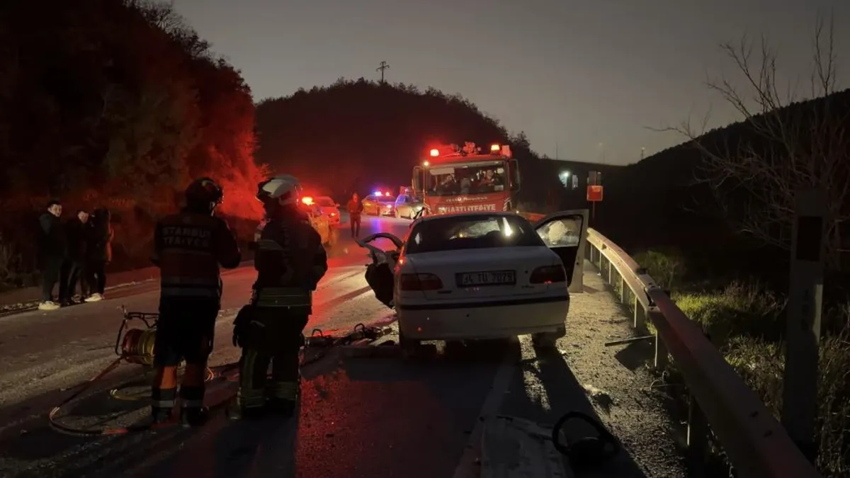 Arnavutköy'de iki araç kafa kafaya çarpıştı: 1 ölü 2 yaralı