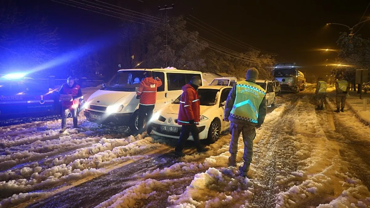 Muş-Bingöl kara yolunda mahsur kalan 80 kişi kurtarıldı Muş-Bingöl kara yolunda mahsur kalan 80 kişi kurtarıldı