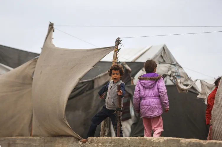 Siyonist İsrail sadece bombalarla katletmiyor: Bir yanda bombalar diğer yanda kara kış