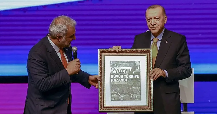 Başkan Erdoğan’a 2023 seçimlerine ithafen hazırlanan gazete hediye edildi