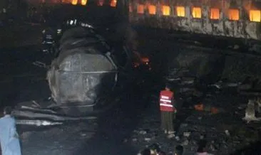 Pakistan’da yolcu treni tankere çarptı: 2 ölü