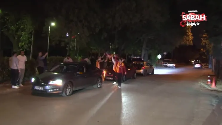 Galatasaray’ın Manchester United galibiyeti sonrası taraftarlar Florya’da buluştu | Video