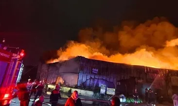 İzmir’de korkutan yangın: Mobilya fabrikası alevlere teslim oldu!