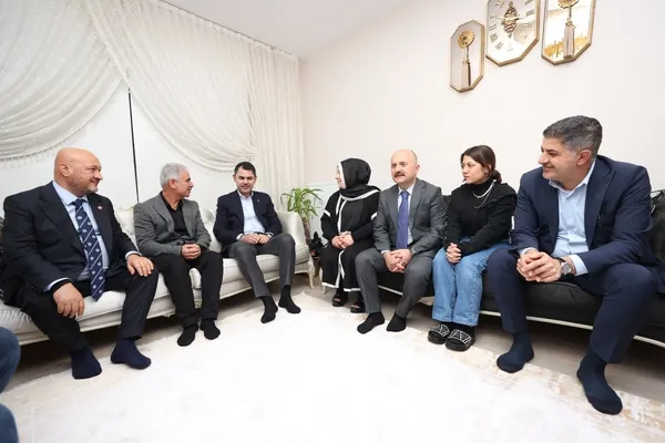 bakan-kurum-adiyamanda-depremzede-basogretmeni-yeni-evinde-ziyaret-etti-1732451276912.jpg