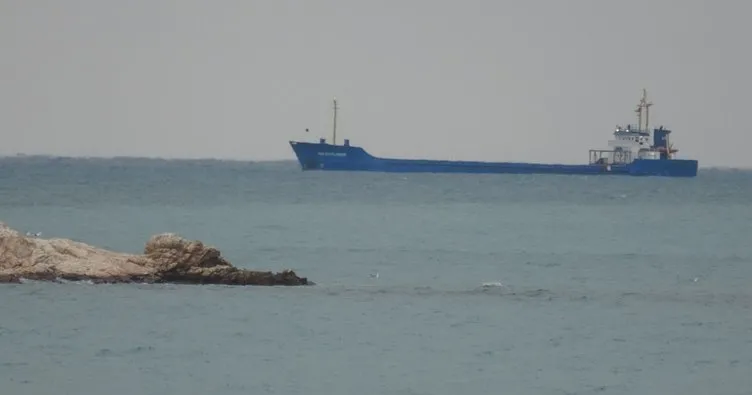 Akdeniz’de dev dalgalar gemileri zorladı