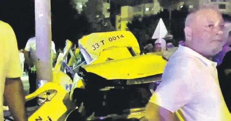 Taksi elektrik direğine çarptı: 2 ölü