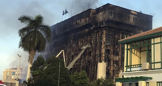 Mısır’da polis merkezi alevlere teslim oldu Mısır’da polis merkezi alevlere teslim oldu