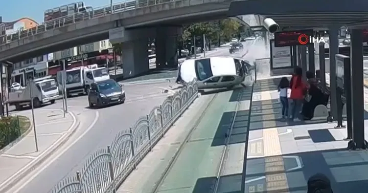 Tramvay yolunda hız yapan otomobil yolcu dolu durağa saplandı