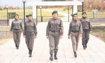 Üniversiteli kızlardan üniformalı klip