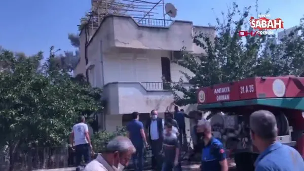 Hatay'da yerleşim yerlerine sıçrayan yangında alevlerin ulaştığı bina böyle söndürüldü, otomobil küle döndü | Video