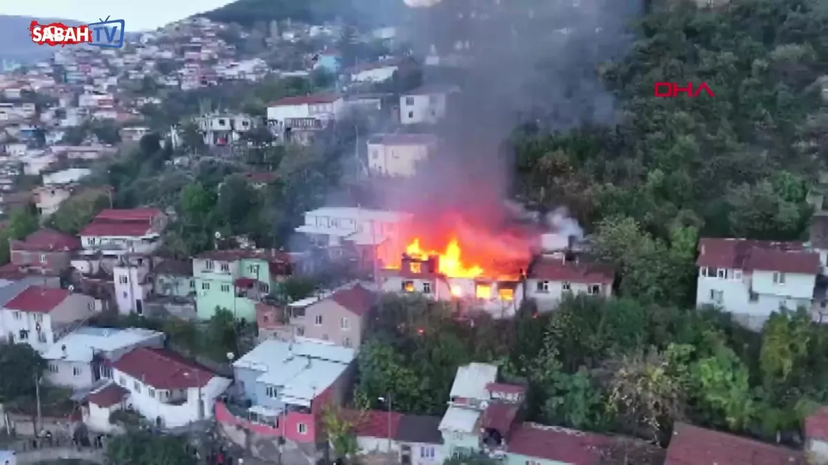 Bursa’da iki katlı binada korkutan yangın! Ekiplerin alevlere müdahalesi sürüyor. videosunu izle Bursa’da iki katlı binada korkutan yangın! Ekiplerin alevlere müdahalesi sürüyor. videosunu izle