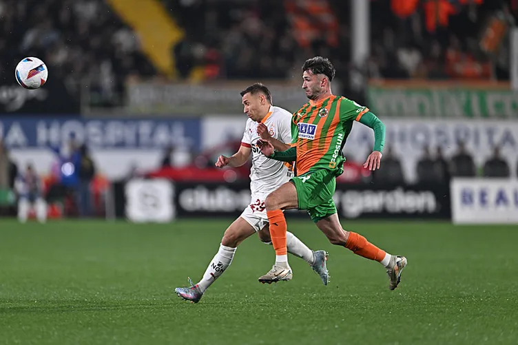 Son dakika: Alanyaspor - Galatasaray maçının devre sonunda gerginlik! Okan Buruk ve hakem Yasin Kol...