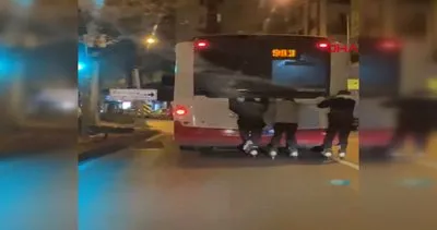 İzmir’de otobüse tutunarak patenle kayan çocuklar kamerada!