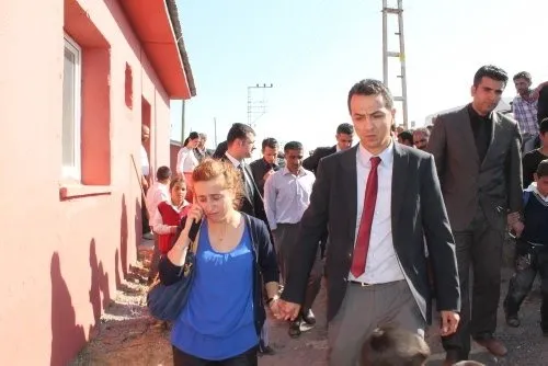 PKK'nın kaçırdığı öğretmenlerini böyle karşıladılar